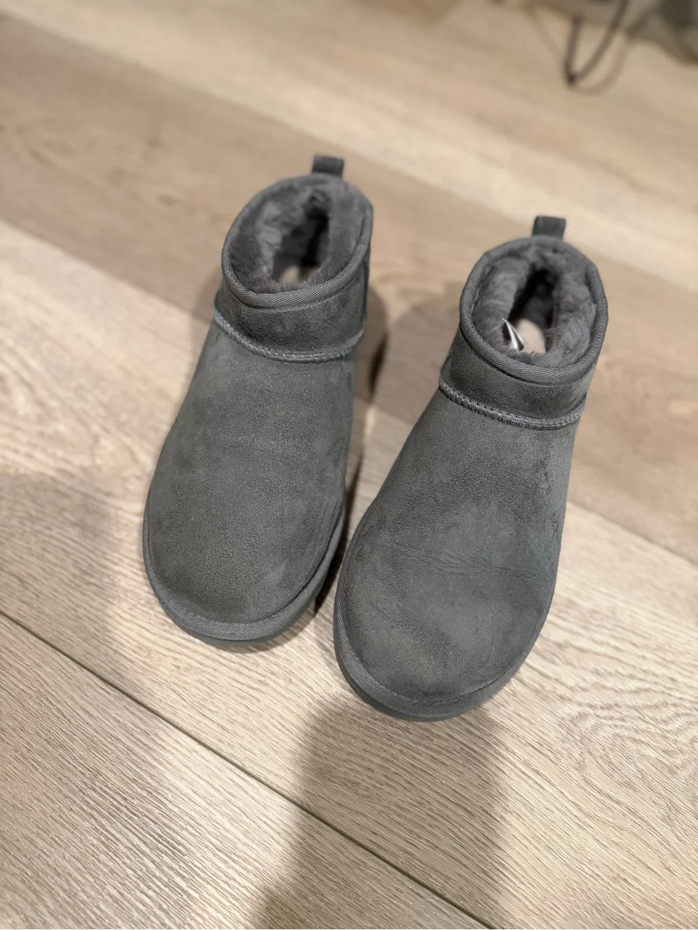 Grey Super Short Cozy UGG Boots Sz 8 EUC